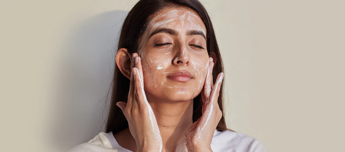 How Best Facial Cleansers Help Remove Sunscreen
